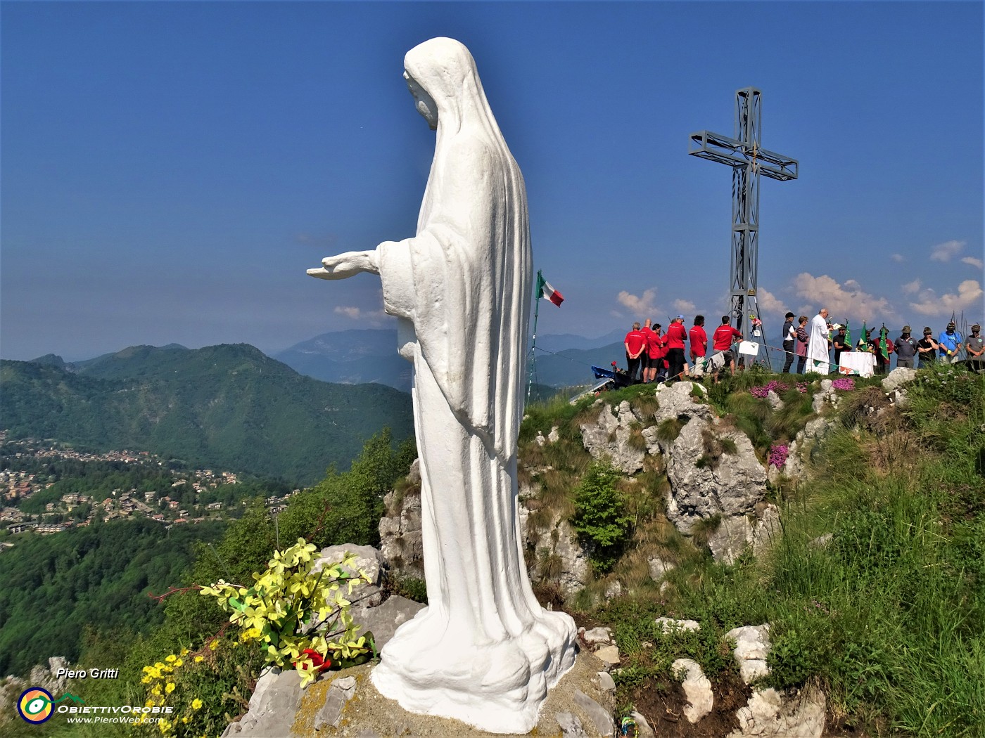 48 Madonnina e S. Messa alla Croce di vetta della Cornagera (1311 m).JPG